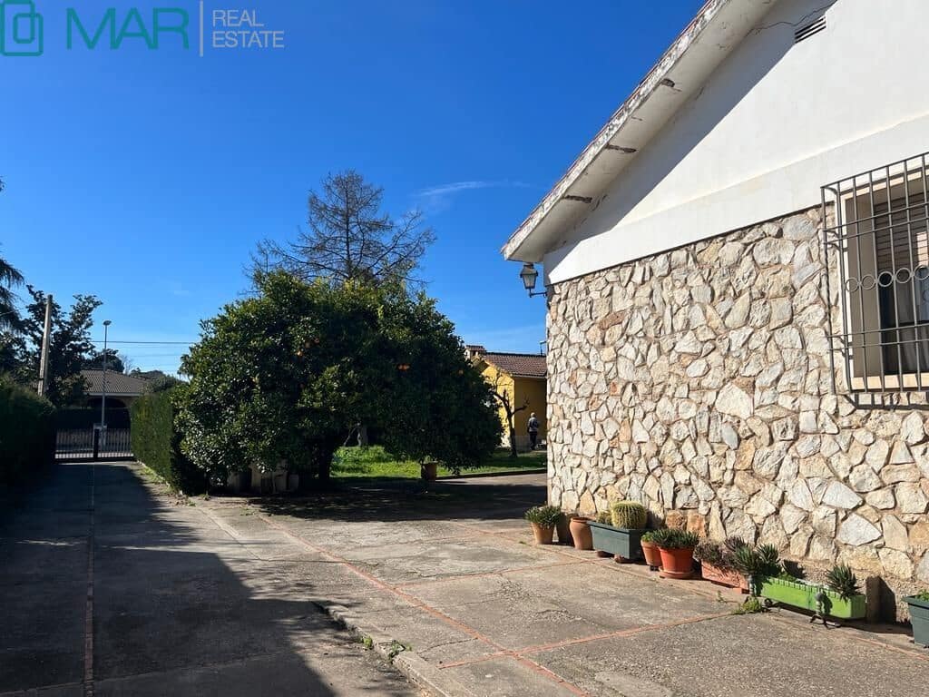 5 bedroom Villa for sale in Cordoba city with pool garage - € 695,000 (Ref: 9901480)