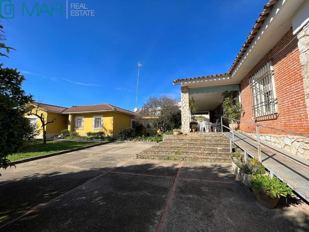 5 bedroom Villa for sale in Cordoba city with pool garage - € 695,000 (Ref: 9901480)