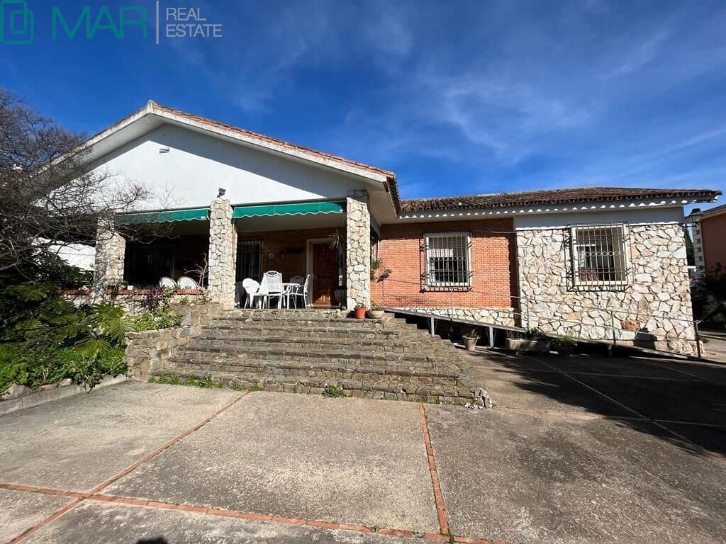 5 bedroom Villa for sale in Cordoba city with pool garage - € 695,000 (Ref: 9901480)