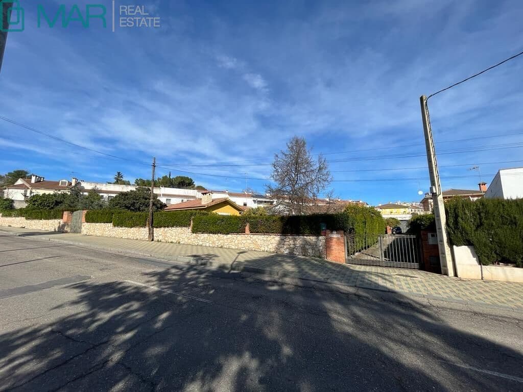 5 bedroom Villa for sale in Cordoba city with pool garage - € 695,000 (Ref: 9901480)