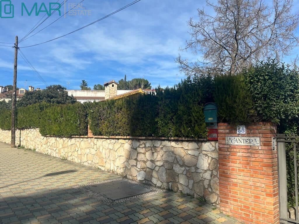 5 bedroom Villa for sale in Cordoba city with pool garage - € 695,000 (Ref: 9901480)