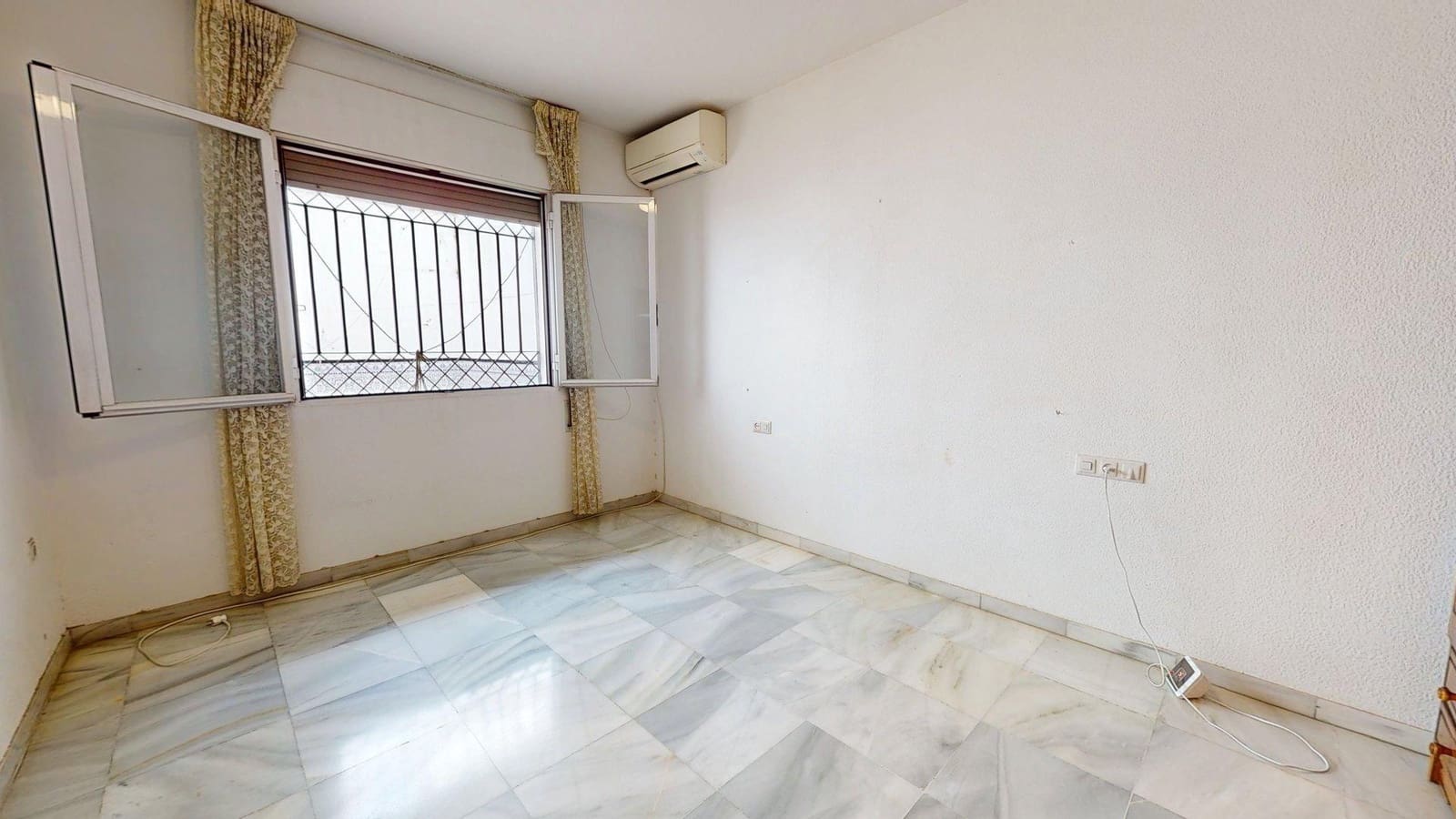 5 quarto Moradia em Banda para venda em Cordova cidade com garagem - 360 000 € (Ref: 9901498)