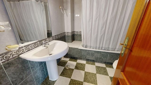 5 makuuhuone Rivitalo myytävänä paikassa Córdoba kaupunki mukana 
autotalli - 360 000 € (Ref: 9901498)