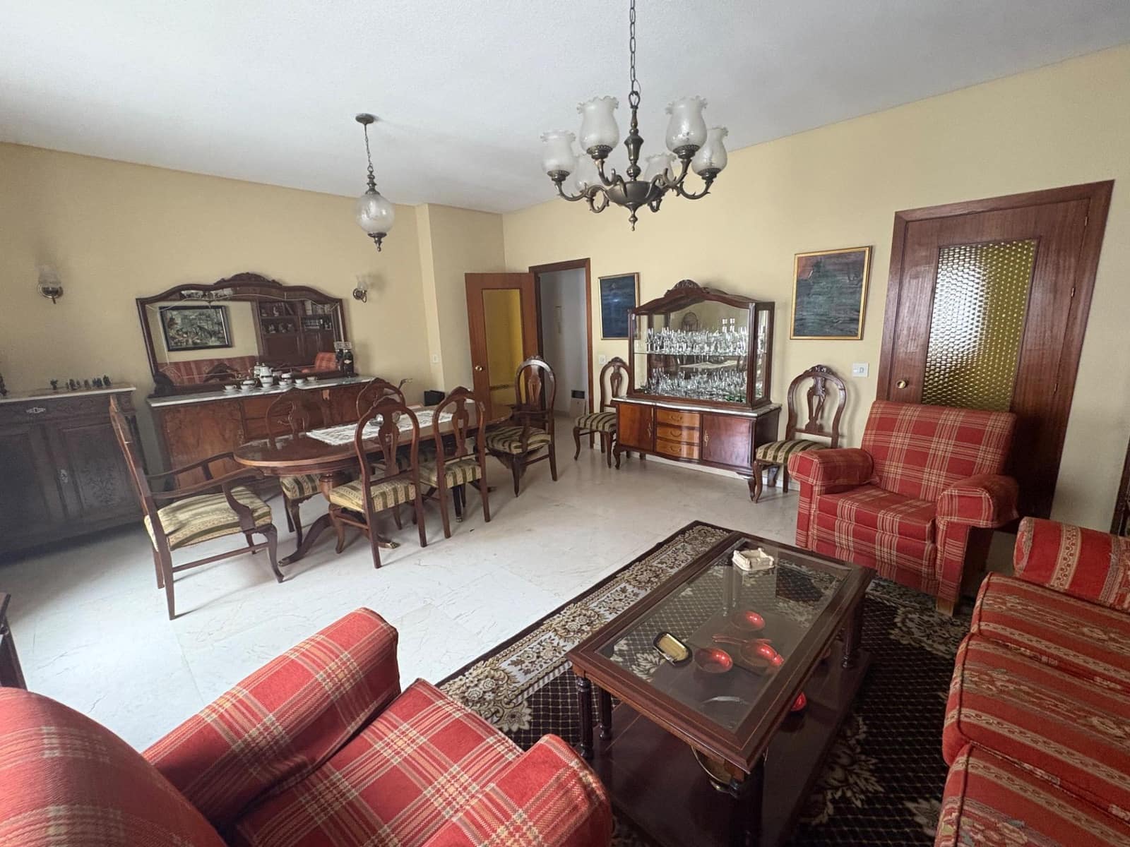 6 bedroom Flat for sale in Cordoba city with garage - € 385,000 (Ref: 9901509)