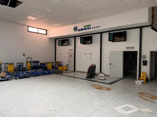 Business for sale in Córdoba city with garage - € 158,000 (Ref: 9901519)