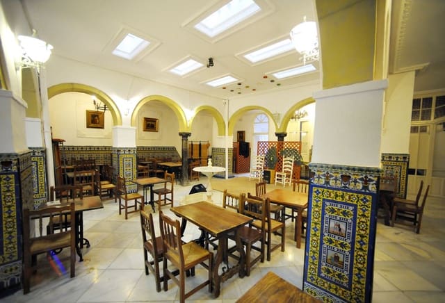 Townhouse for sale in Centro, Córdoba city with pool garage - € 900,000 (Ref: 9901573)