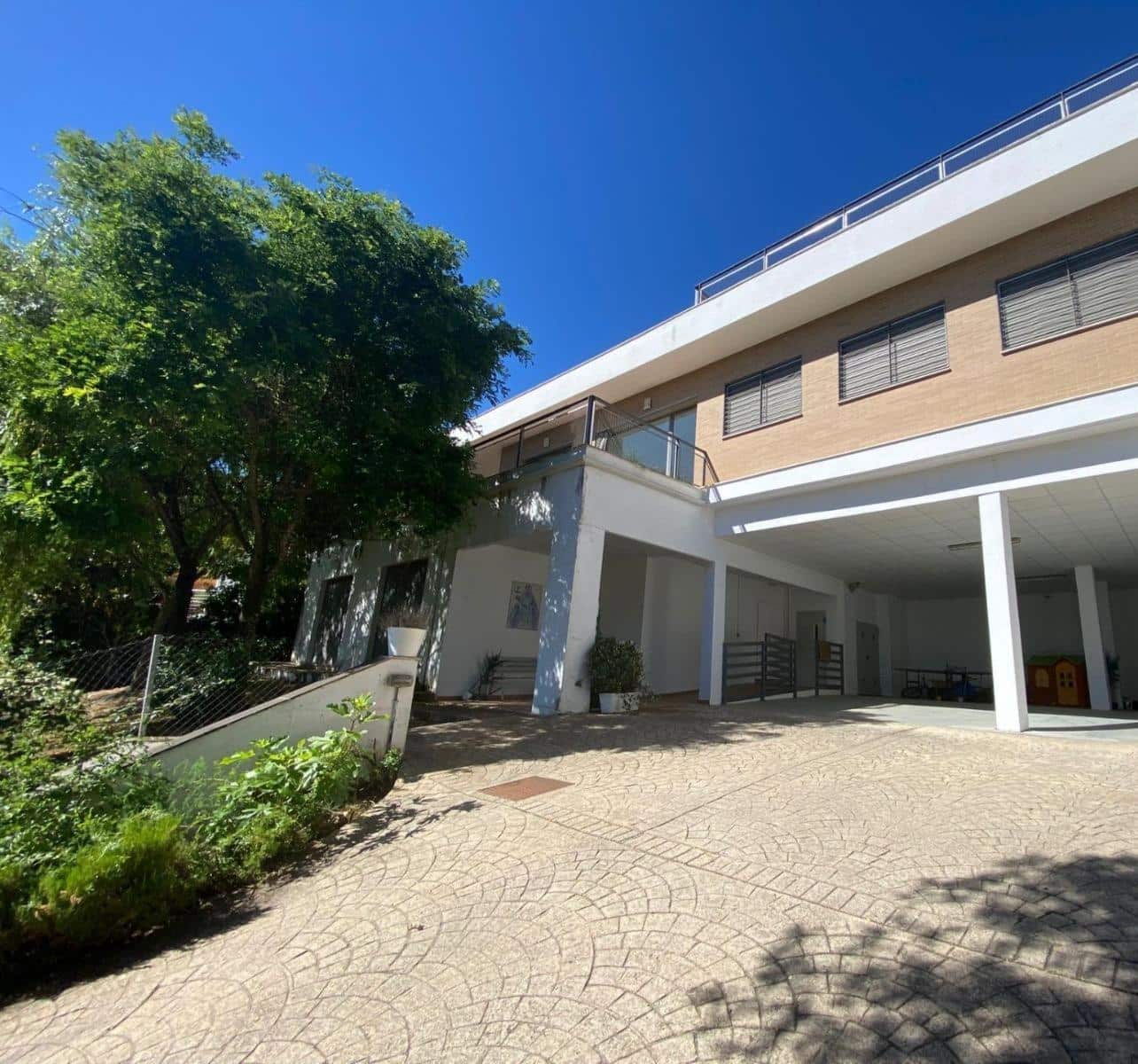 5 bedroom Villa for sale in Cordoba city with pool garage - € 435,000 (Ref: 9904044)