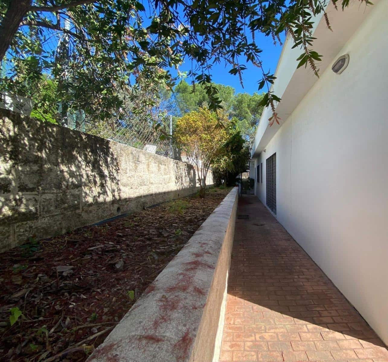 5 bedroom Villa for sale in Cordoba city with pool garage - € 435,000 (Ref: 9904044)