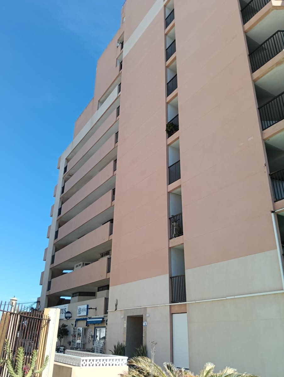 Apartamento de 2 habitaciones en Torrevieja en venta con piscina - 140.000 € (Ref: 9709111)