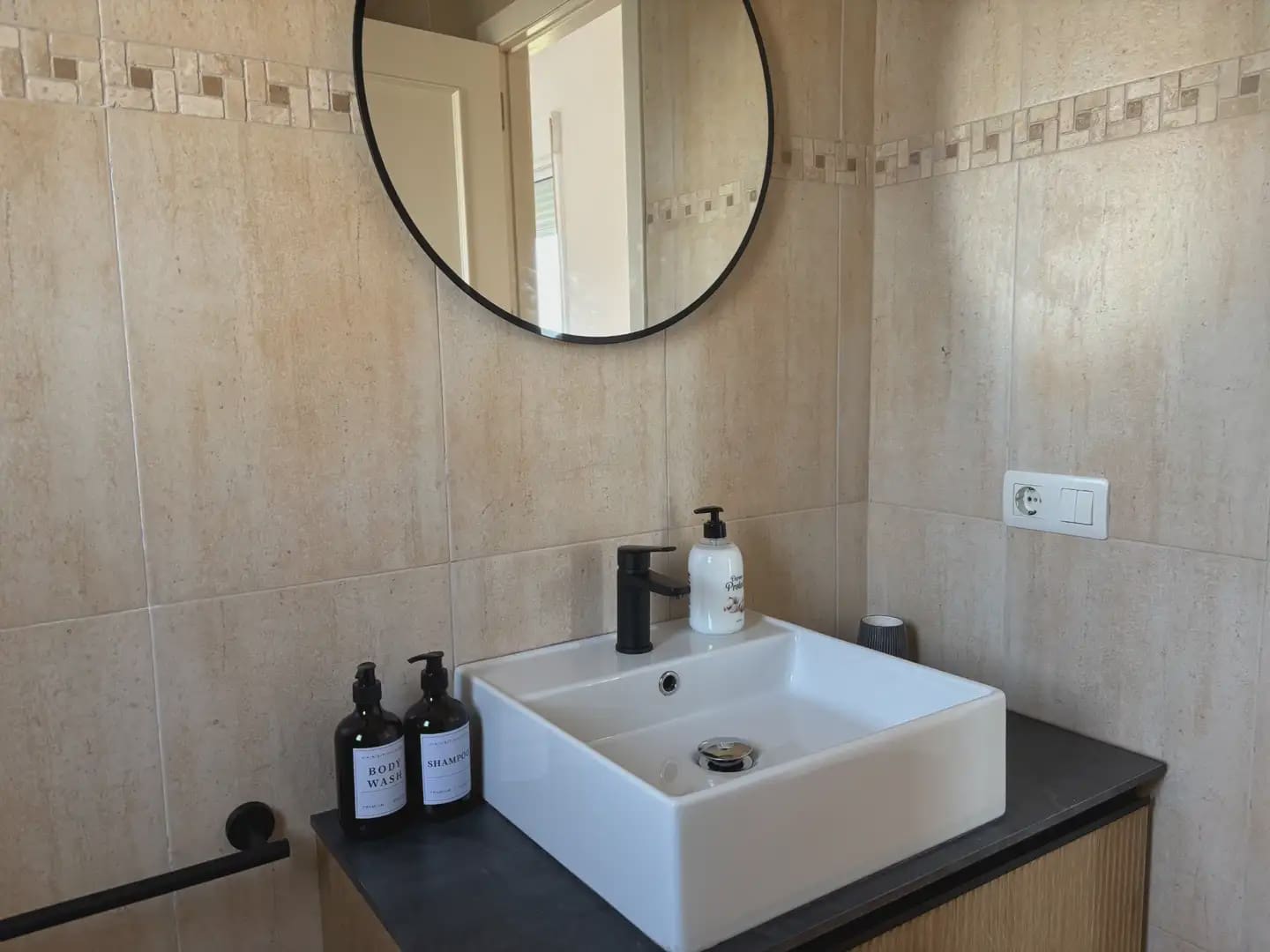 5 bedroom Semi-detached Villa for rent in Islantilla with pool garage - € 1,800 (Ref: 9914040)