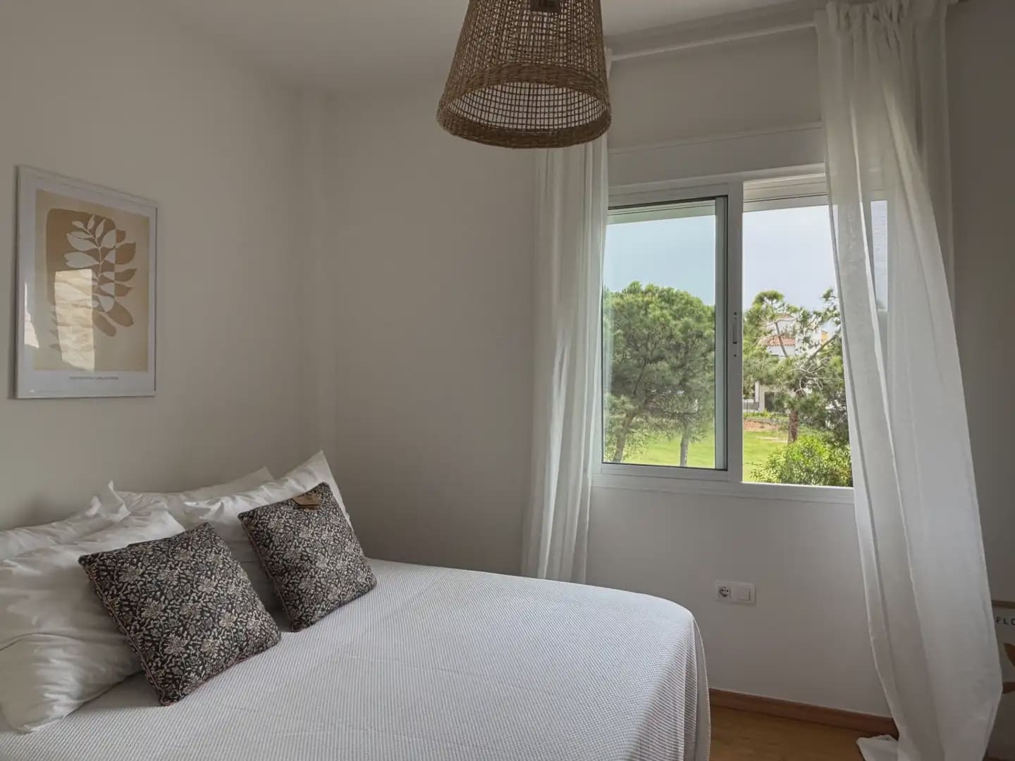 5 bedroom Semi-detached Villa for rent in Islantilla with pool garage - € 1,800 (Ref: 9914040)