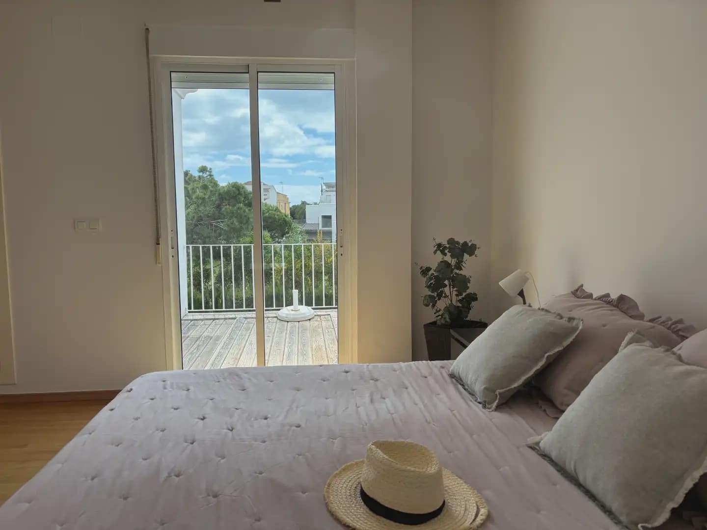 5 bedroom Semi-detached Villa for rent in Islantilla with pool garage - € 1,800 (Ref: 9914040)