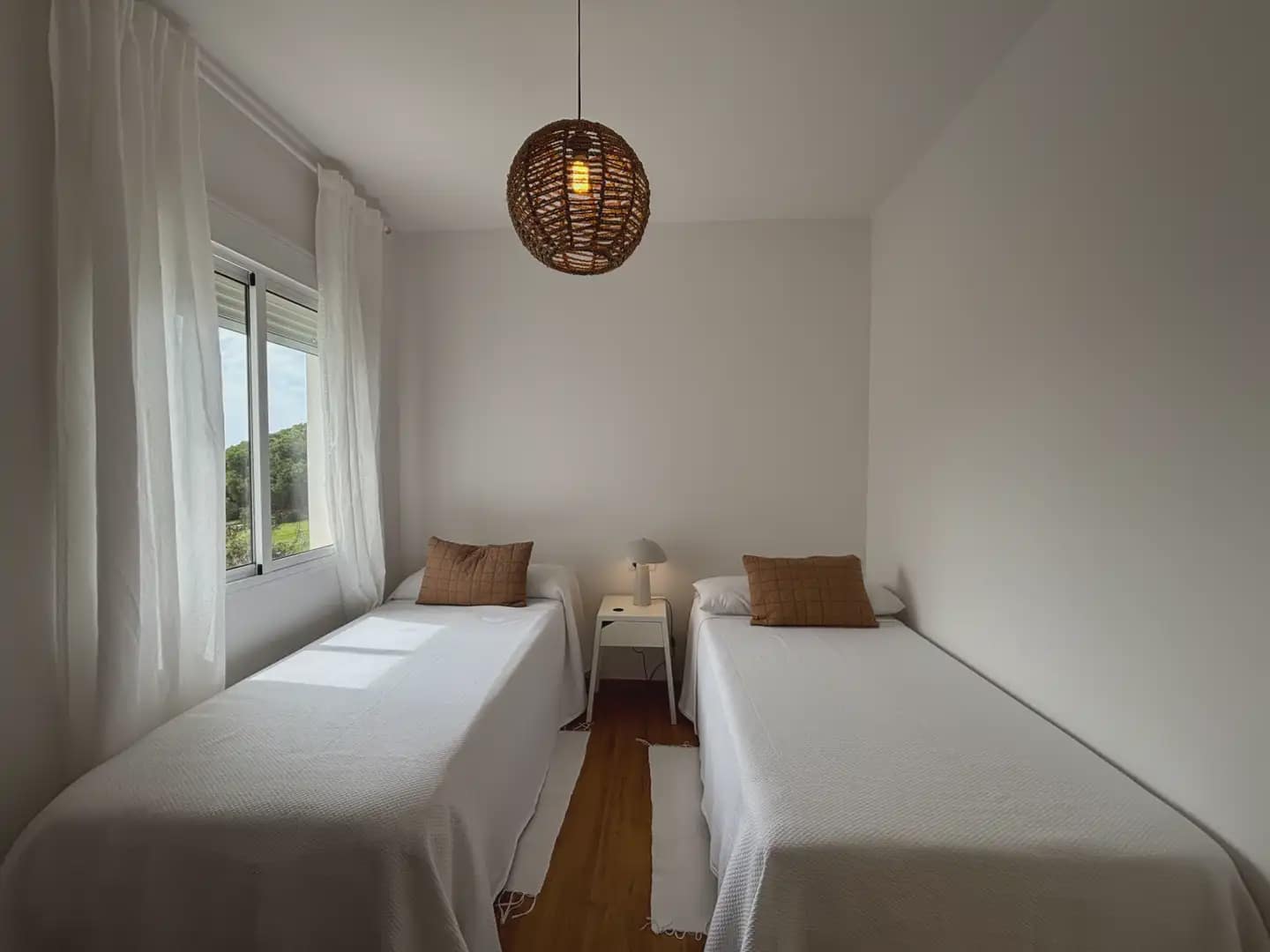 5 bedroom Semi-detached Villa for rent in Islantilla with pool garage - € 1,800 (Ref: 9914040)