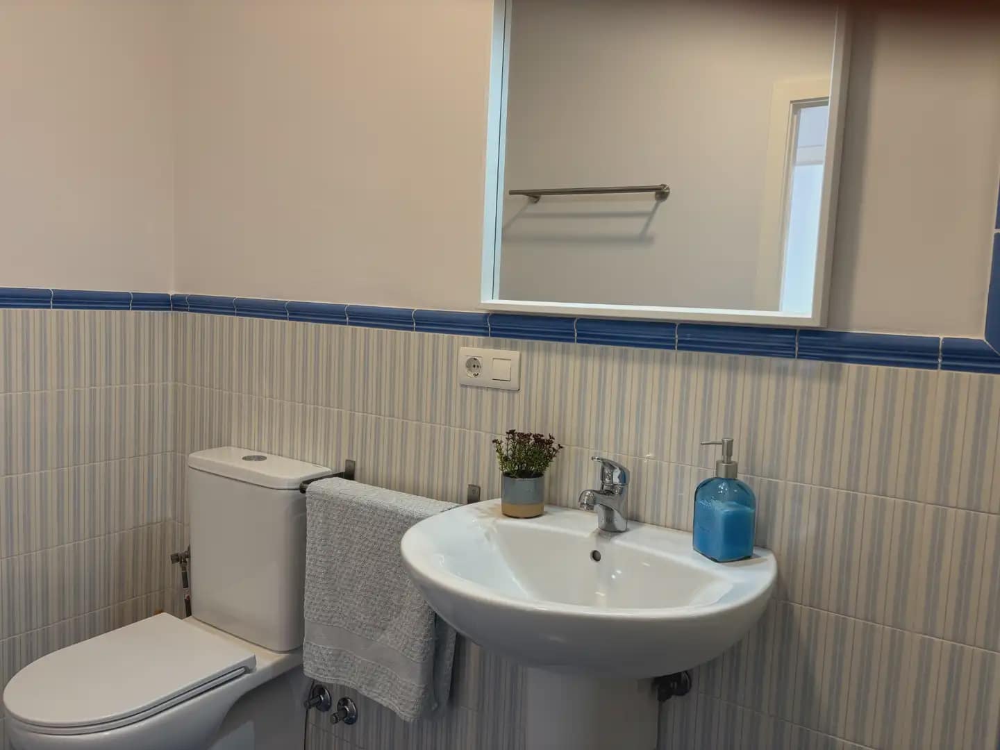 5 bedroom Semi-detached Villa for rent in Islantilla with pool garage - € 1,800 (Ref: 9914040)