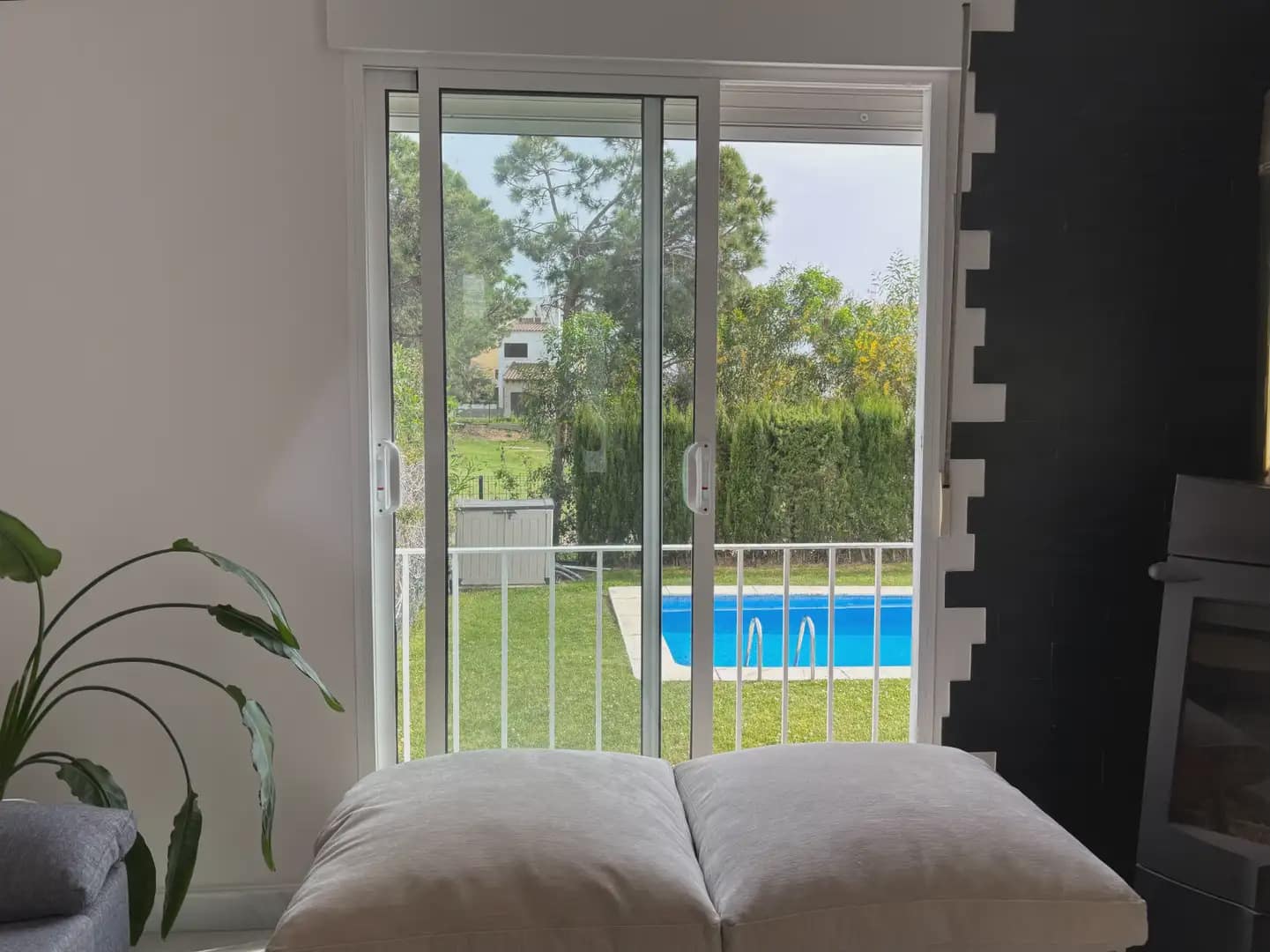 5 bedroom Semi-detached Villa for rent in Islantilla with pool garage - € 1,800 (Ref: 9914040)