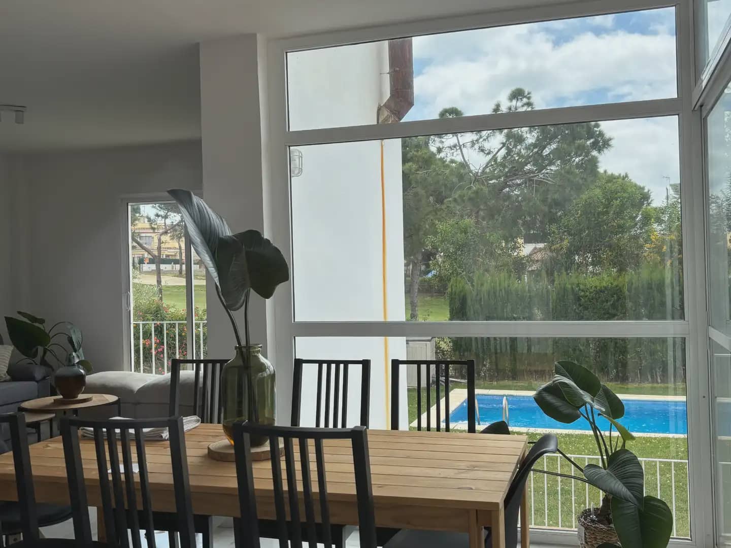 5 bedroom Semi-detached Villa for rent in Islantilla with pool garage - € 1,800 (Ref: 9914040)
