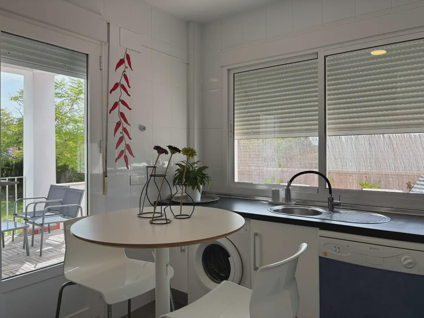 5 bedroom Semi-detached Villa for rent in Islantilla with pool garage - € 1,800 (Ref: 9914040)