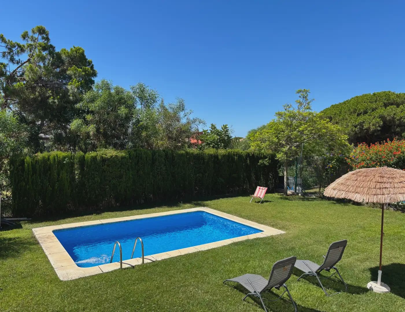 5 bedroom Semi-detached Villa for rent in Islantilla with pool garage - € 1,800 (Ref: 9914040)