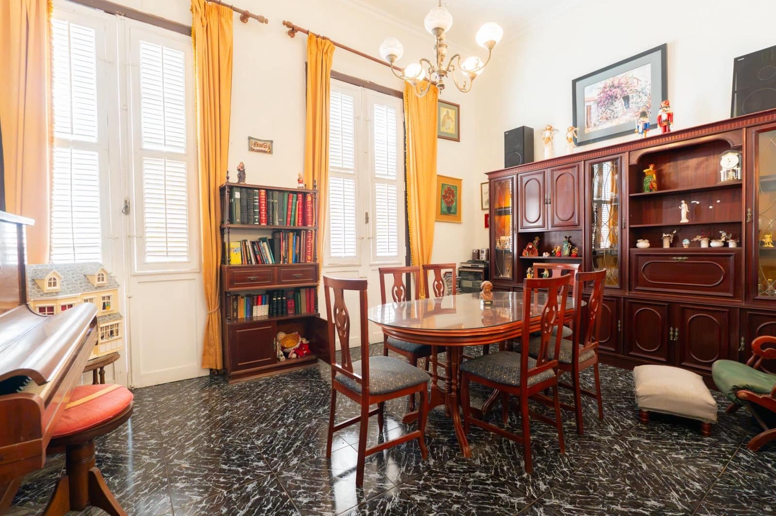 6 bedroom Terraced Villa for sale in Santa Cruz de Tenerife with garage - € 525,000 (Ref: 10109775)