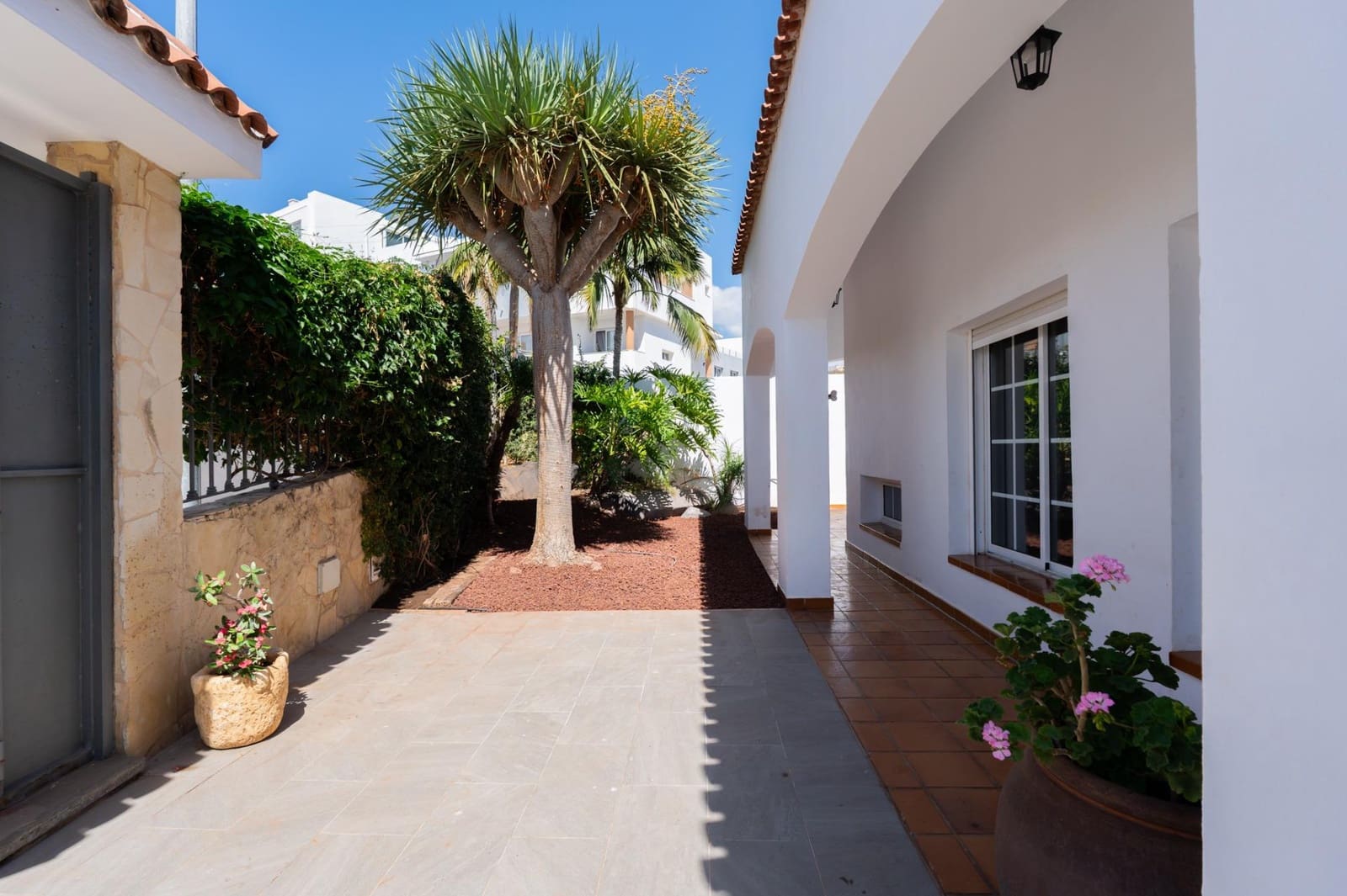 5 bedroom Villa for rent in Tabaiba with pool garage - € 3,700 (Ref: 10136129)