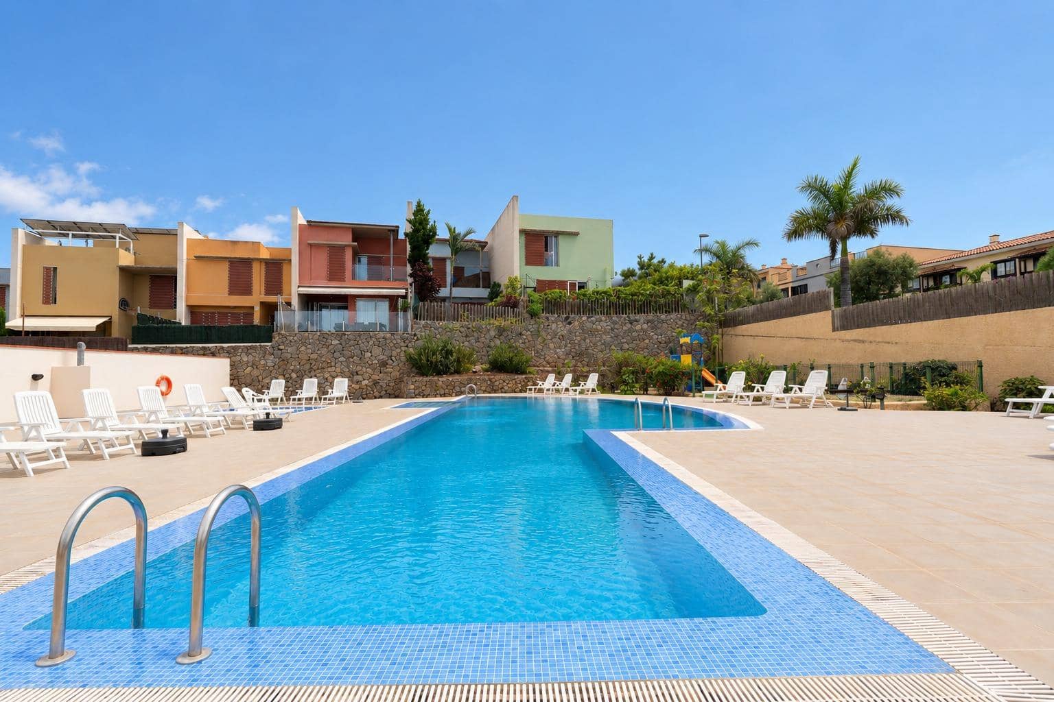 3 quarto Moradia Geminada para arrendar em La Quinta com piscina - 1 500 € (Ref: 10147202)