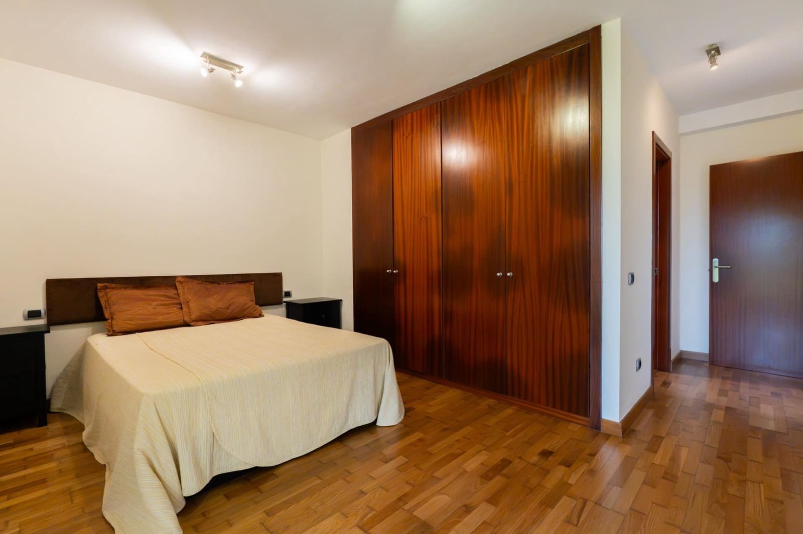 3 quarto Moradia Geminada para arrendar em La Quinta com piscina - 1 500 € (Ref: 10147202)