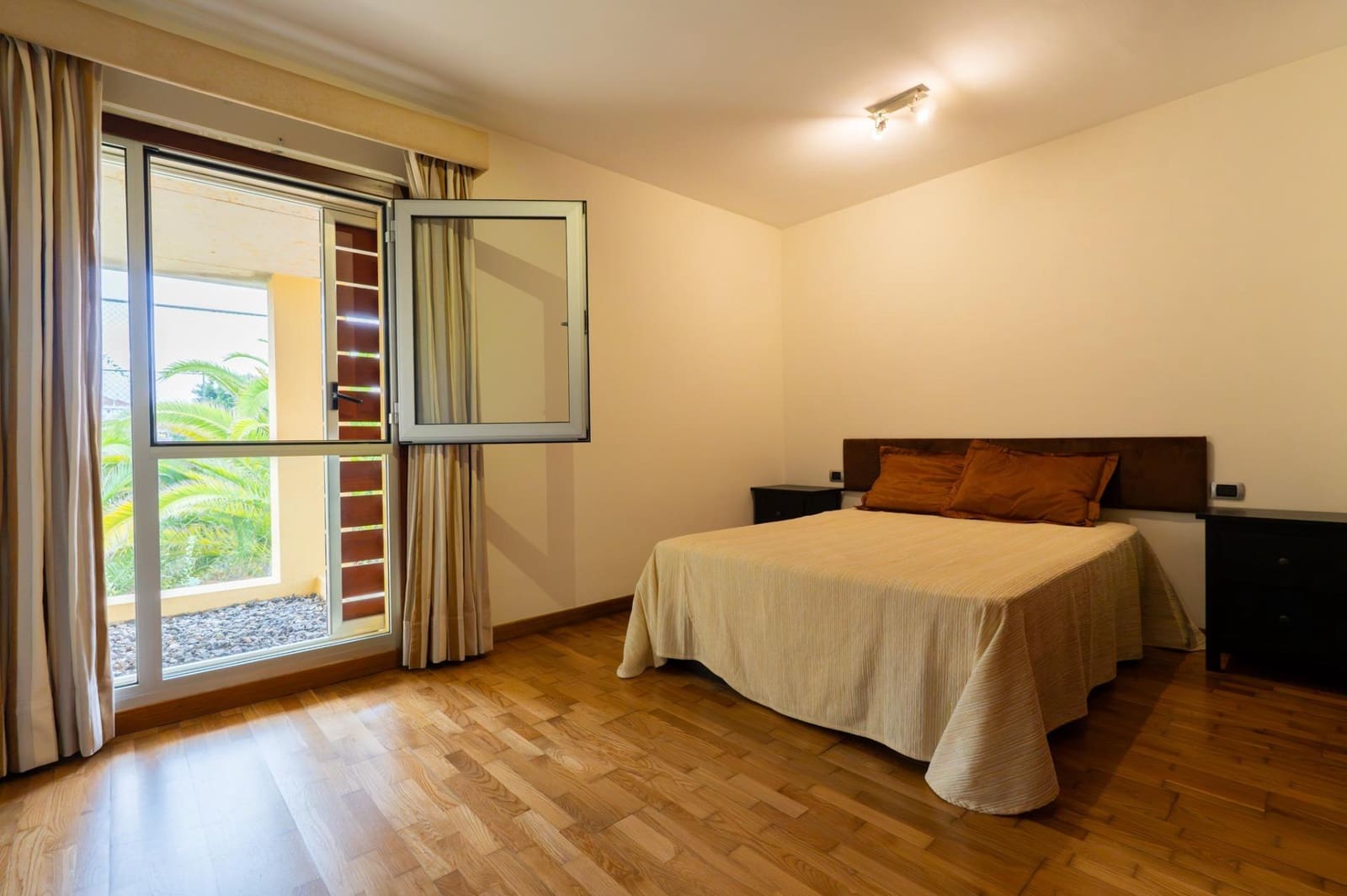 3 quarto Moradia Geminada para arrendar em La Quinta com piscina - 1 500 € (Ref: 10147202)