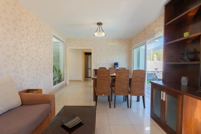 3 bedroom Villa for rent in La Orotava with pool garage - € 2,550 (Ref: 9892722)
