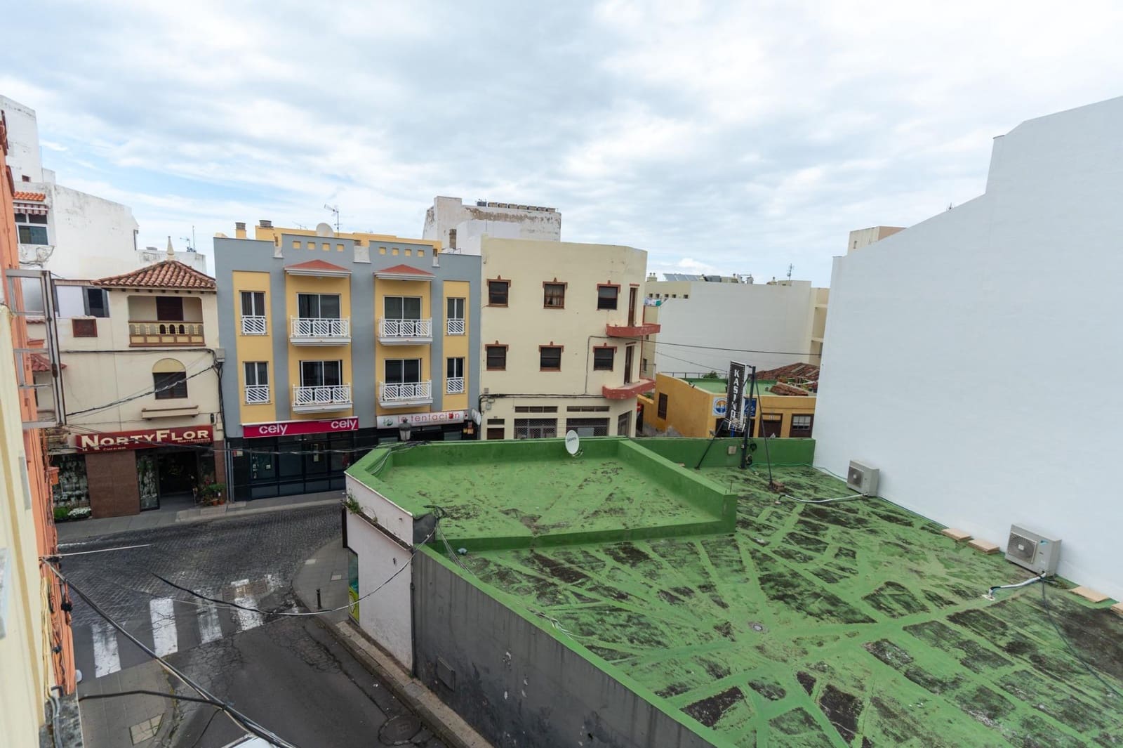 3 sypialnia Penthouse na sprzedaż w Icod de los Vinos z garażem - 210 000 € (Ref: 9892727)