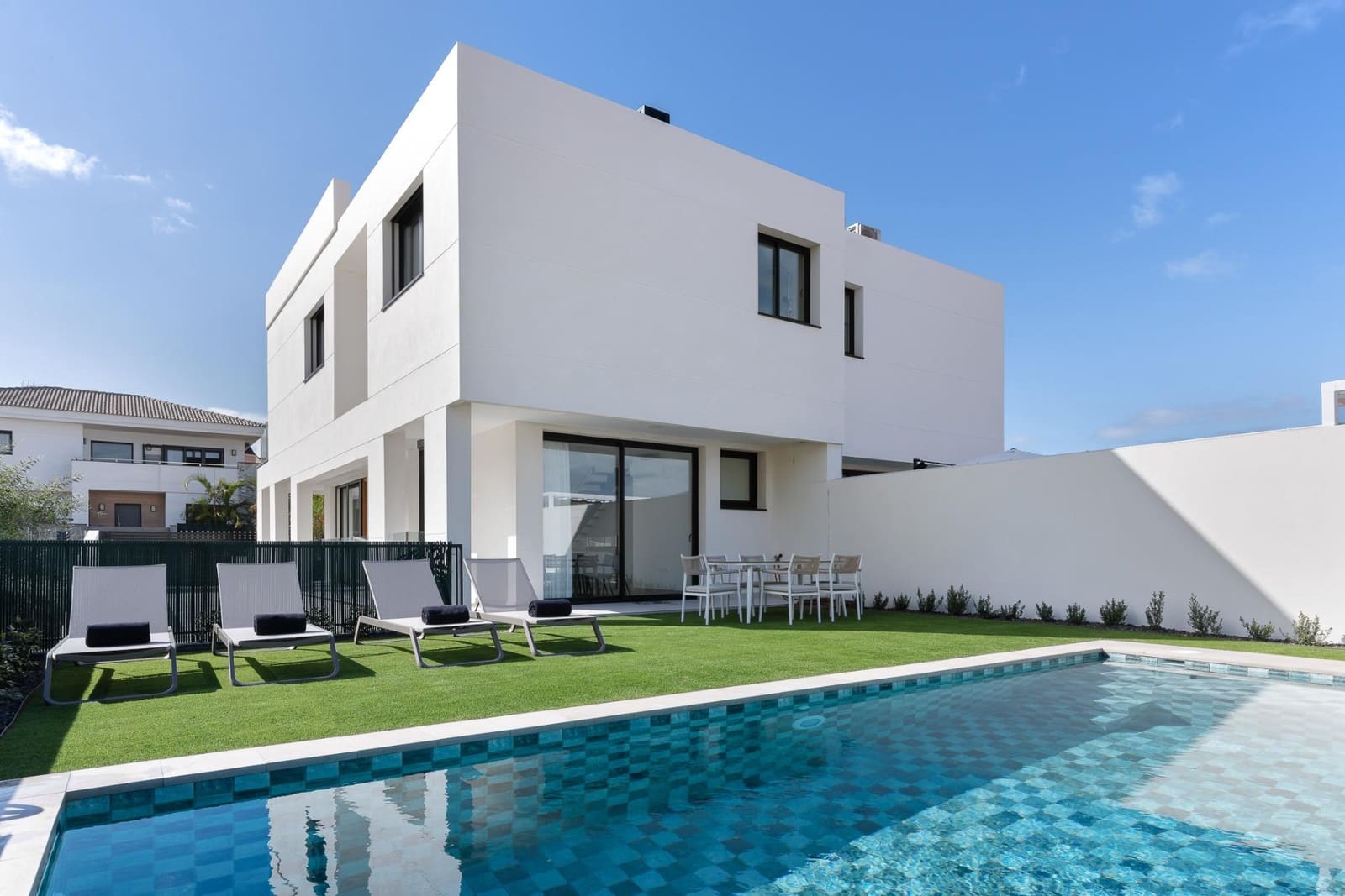 3 sypialnia Dom blizniak na sprzedaż w La Quinta z basenem garażem - 890 000 € (Ref: 9892731)