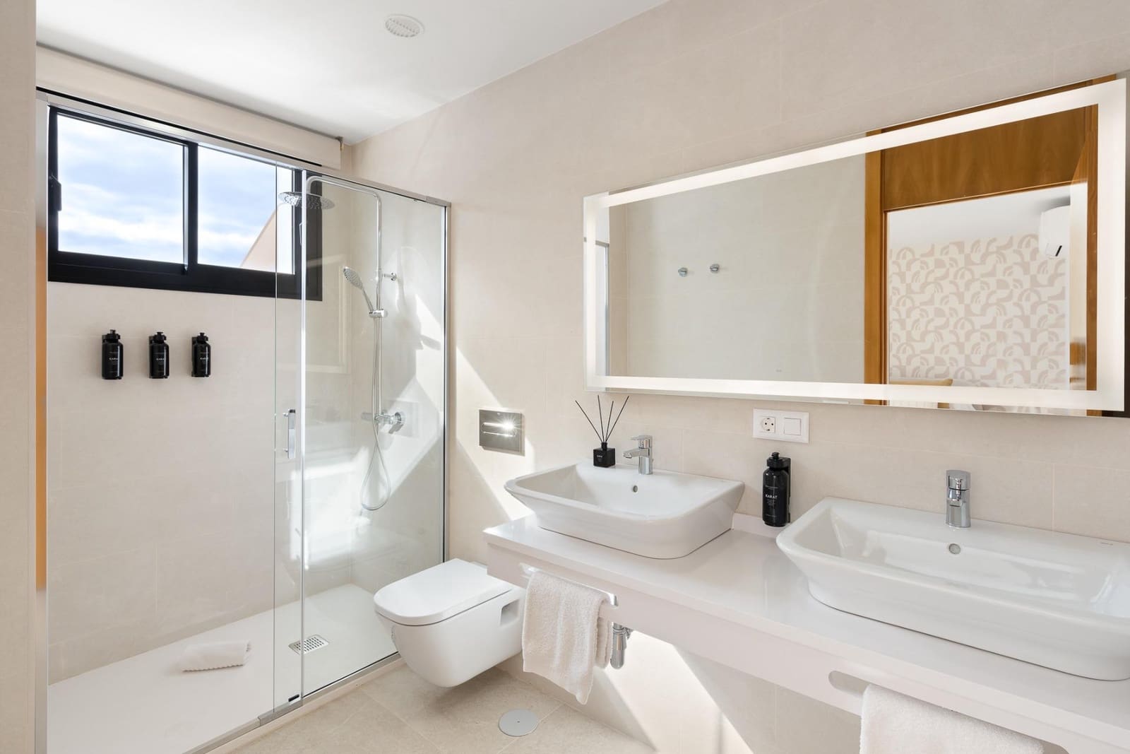 3 sypialnia Dom blizniak na sprzedaż w La Quinta z basenem garażem - 890 000 € (Ref: 9892731)