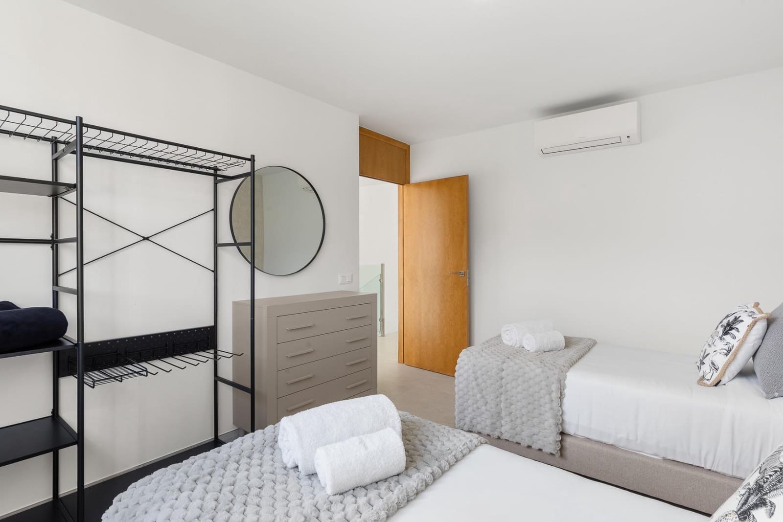 3 sypialnia Dom blizniak na sprzedaż w La Quinta z basenem garażem - 890 000 € (Ref: 9892731)