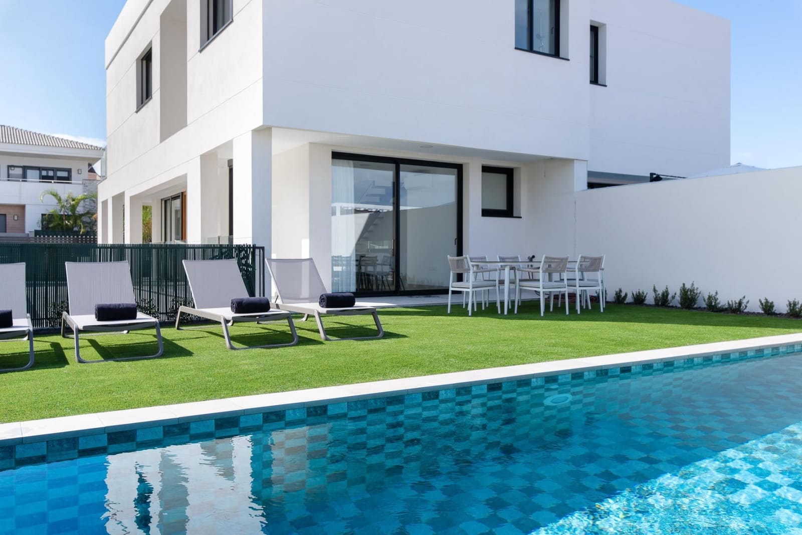 3 sypialnia Dom blizniak na sprzedaż w La Quinta z basenem garażem - 890 000 € (Ref: 9892731)