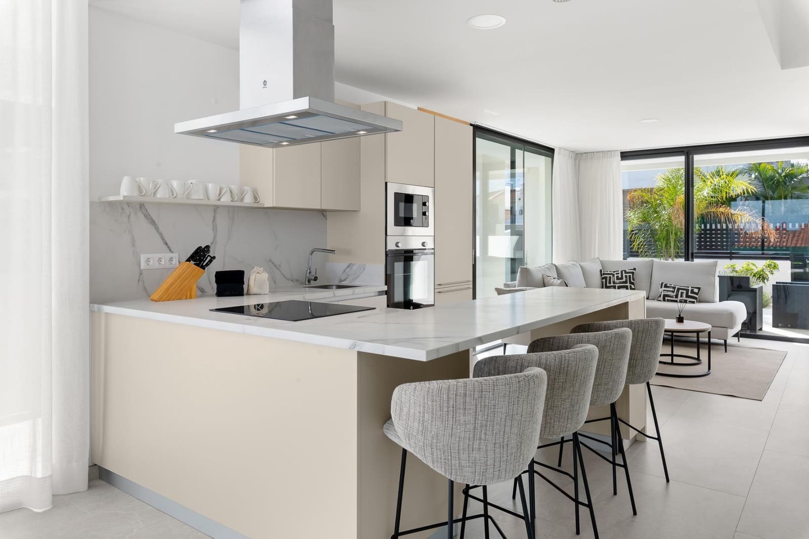 3 sypialnia Dom blizniak na sprzedaż w La Quinta z basenem garażem - 890 000 € (Ref: 9892731)