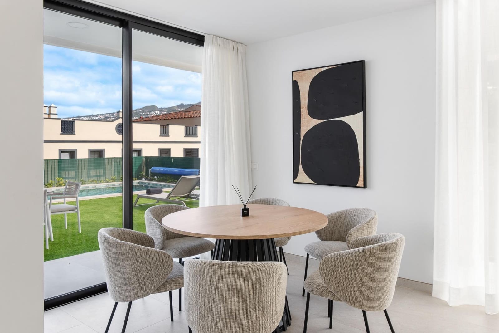 3 sypialnia Dom blizniak na sprzedaż w La Quinta z basenem garażem - 890 000 € (Ref: 9892731)