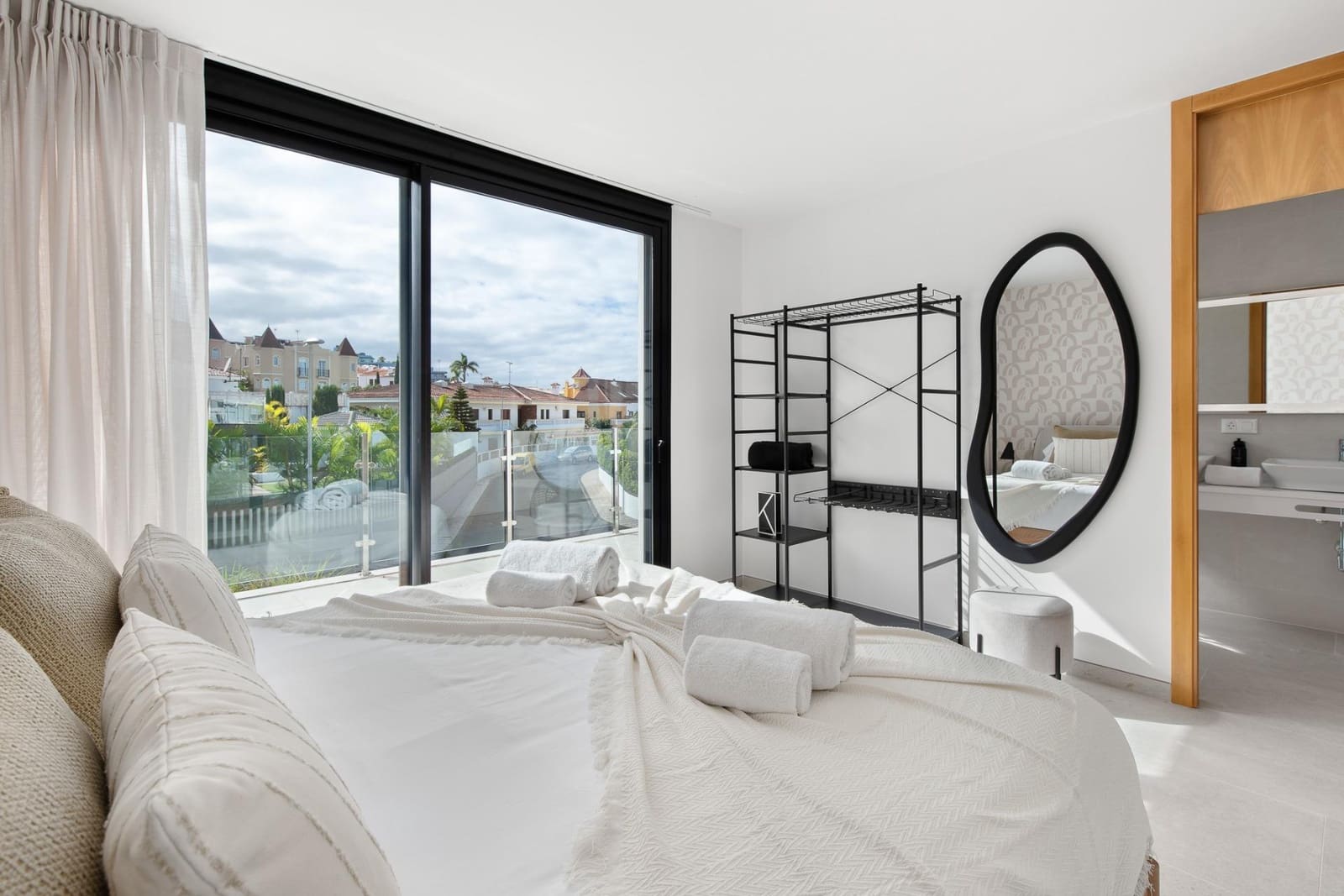 3 sypialnia Dom blizniak na sprzedaż w La Quinta z basenem garażem - 890 000 € (Ref: 9892731)