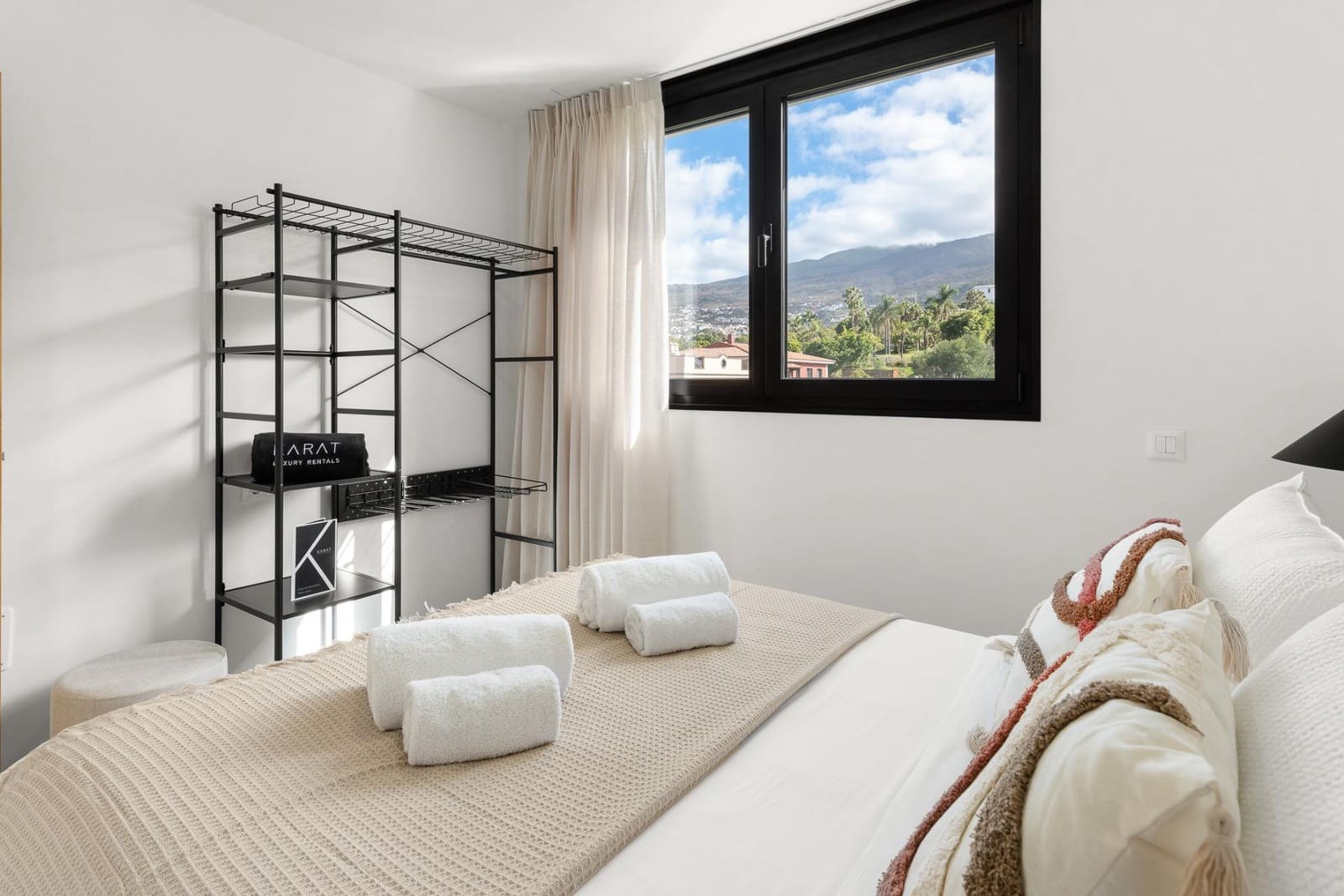 3 sypialnia Dom blizniak na sprzedaż w La Quinta z basenem garażem - 890 000 € (Ref: 9892731)