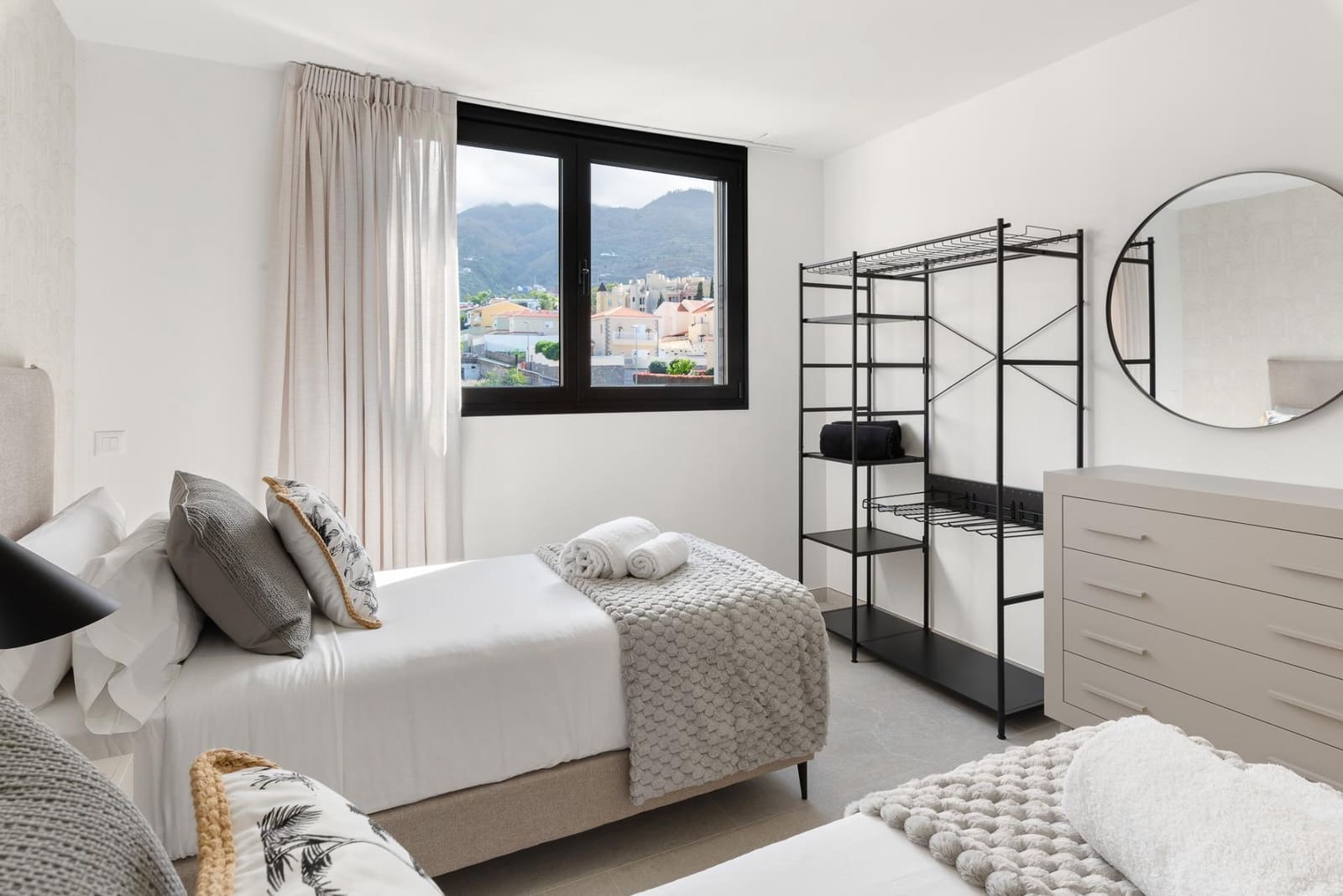 3 sypialnia Dom blizniak na sprzedaż w La Quinta z basenem garażem - 890 000 € (Ref: 9892731)