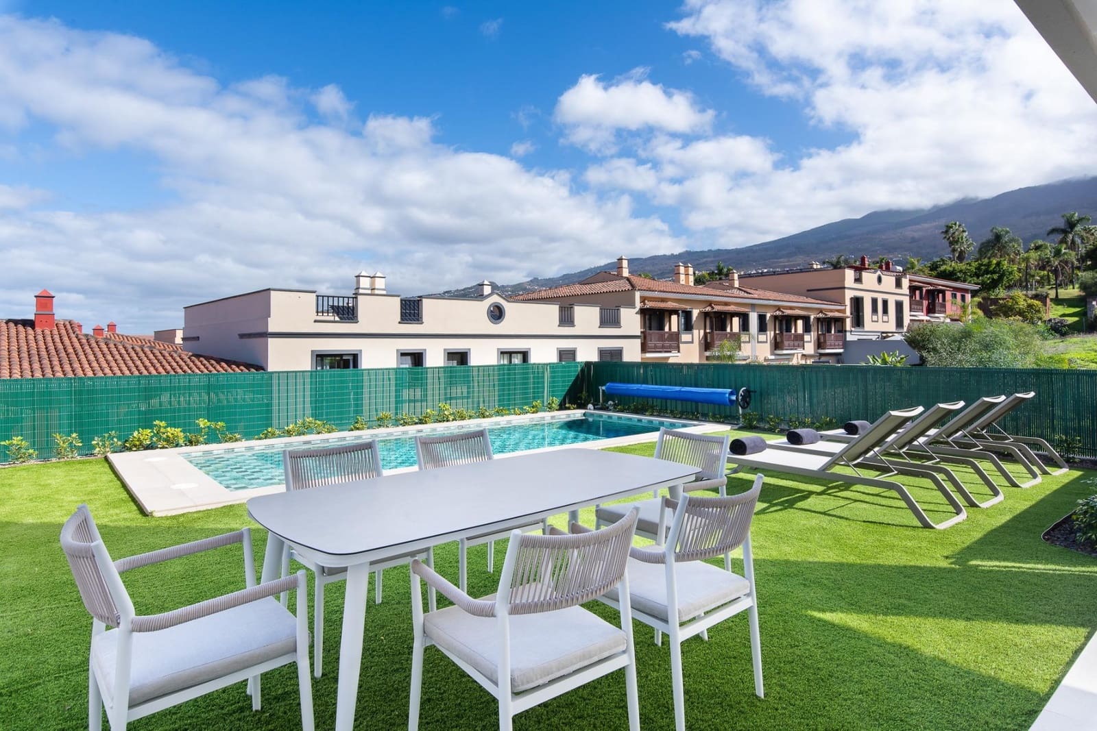 3 sypialnia Dom blizniak na sprzedaż w La Quinta z basenem garażem - 890 000 € (Ref: 9892731)