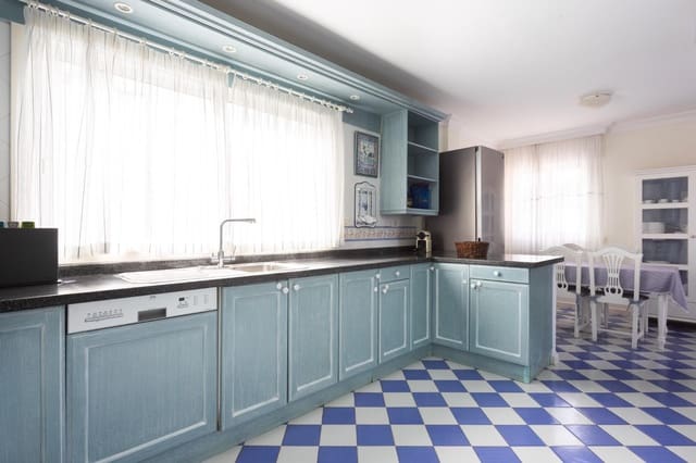 6 soverom Villa til salgs i Puerto de la Cruz med svømmebasseng garasje - € 1 380 000 (Ref: 9892735)