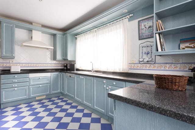 6 soverom Villa til salgs i Puerto de la Cruz med svømmebasseng garasje - € 1 380 000 (Ref: 9892735)