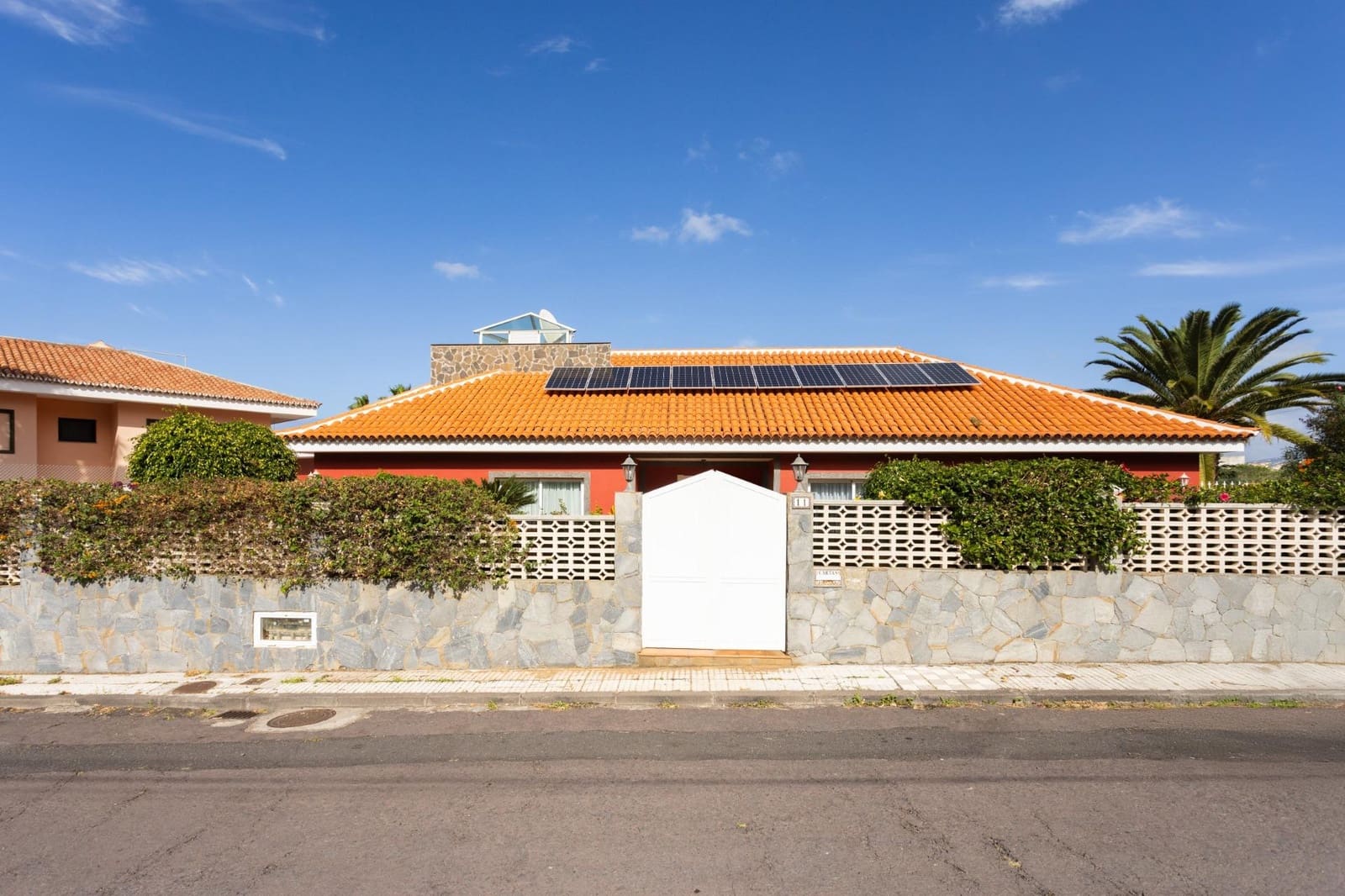 6 soverom Villa til salgs i Puerto de la Cruz med svømmebasseng garasje - € 1 380 000 (Ref: 9892735)