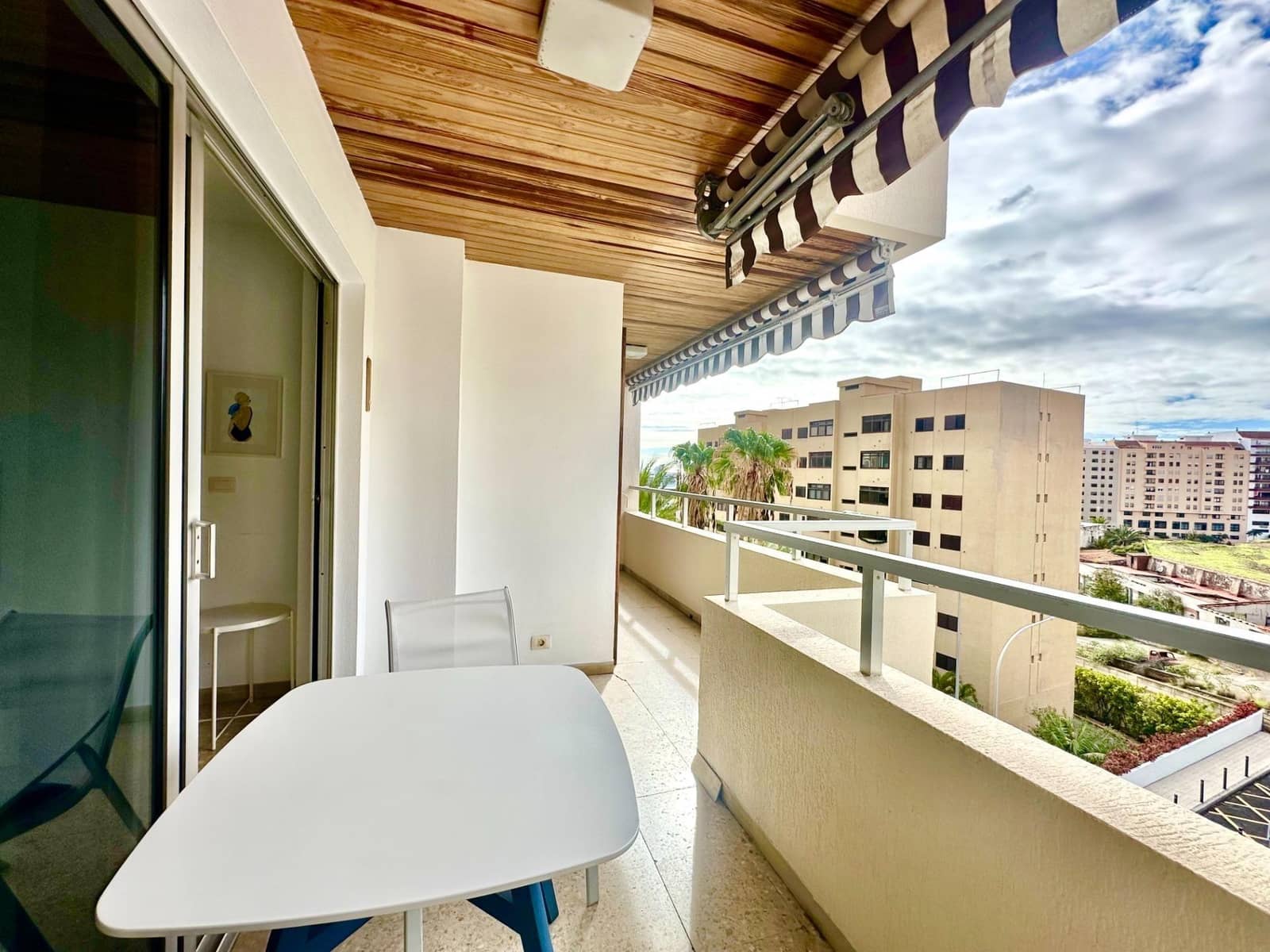2 quarto Apartamento para arrendar em Santa Cruz de Tenerife - 1 100 € (Ref: 9959820)