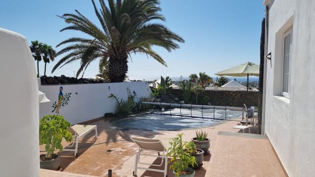 3 bedroom Villa for holiday rental in Yaiza with pool garage - € 1,250 (Ref: 9707803)