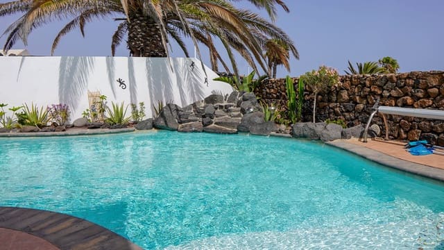 3 bedroom Villa for holiday rental in Yaiza with pool garage - € 1,250 (Ref: 9707803)