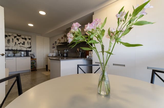 4 soveværelse Semi-Rækkehus til salg i Tarragona by med swimmingpool garage - € 618.000 (Ref: 9696861)