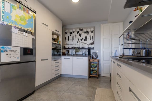 4 soveværelse Semi-Rækkehus til salg i Tarragona by med swimmingpool garage - € 618.000 (Ref: 9696861)