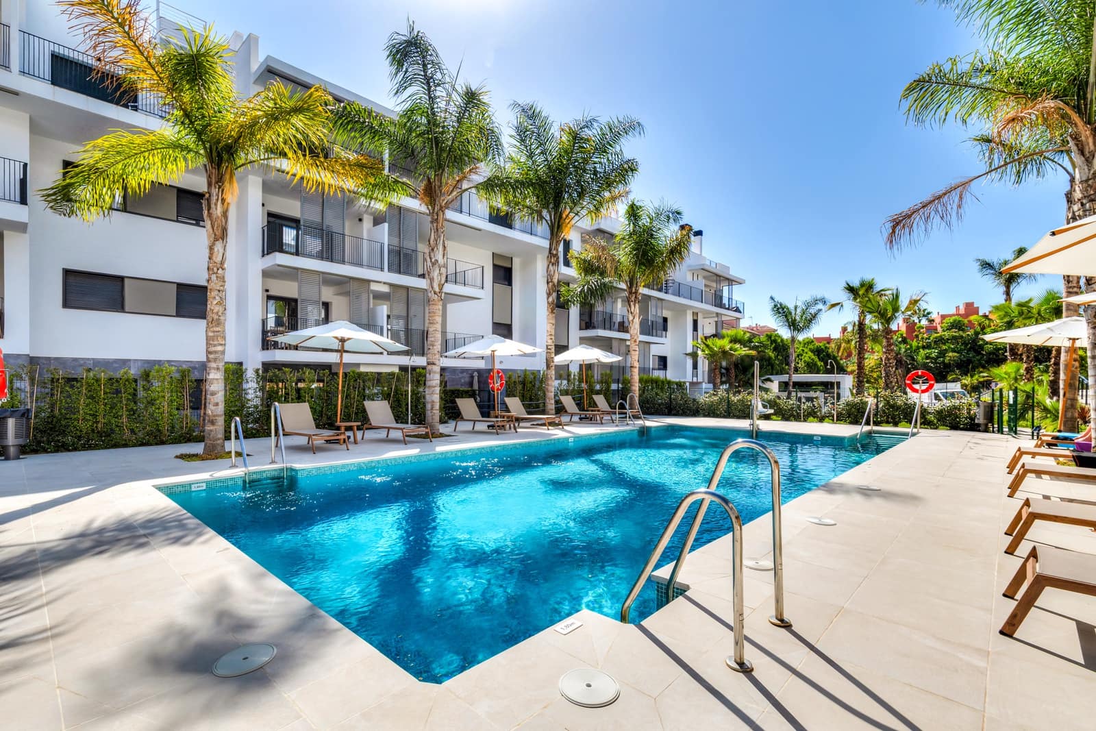 2 sovrum Lägenhet till salu i Estepona med pool garage - 595 000 € (Ref: 9968880)