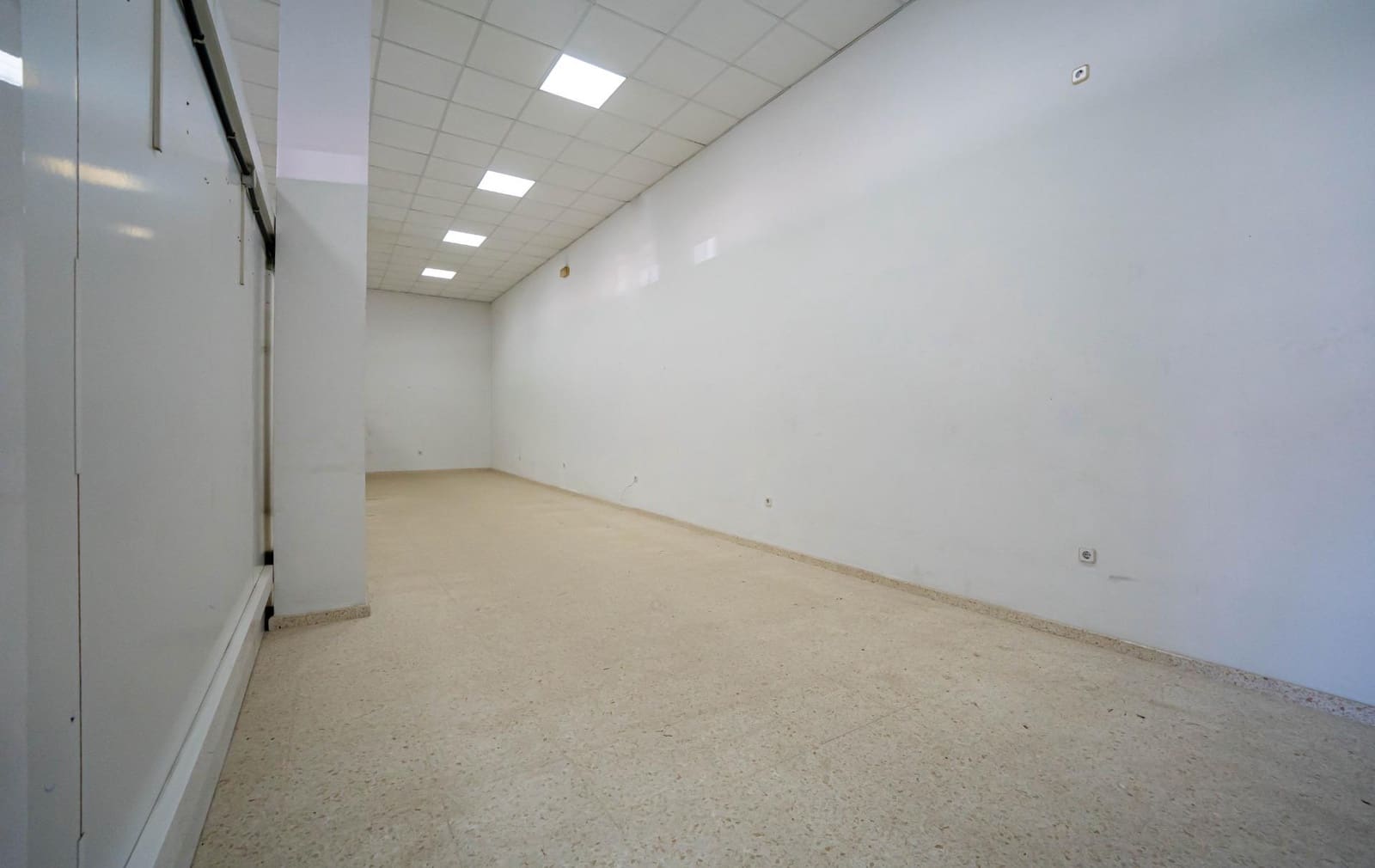 Commercial for sale in Alcala del Rio with garage - € 690,000 (Ref: 9715192)