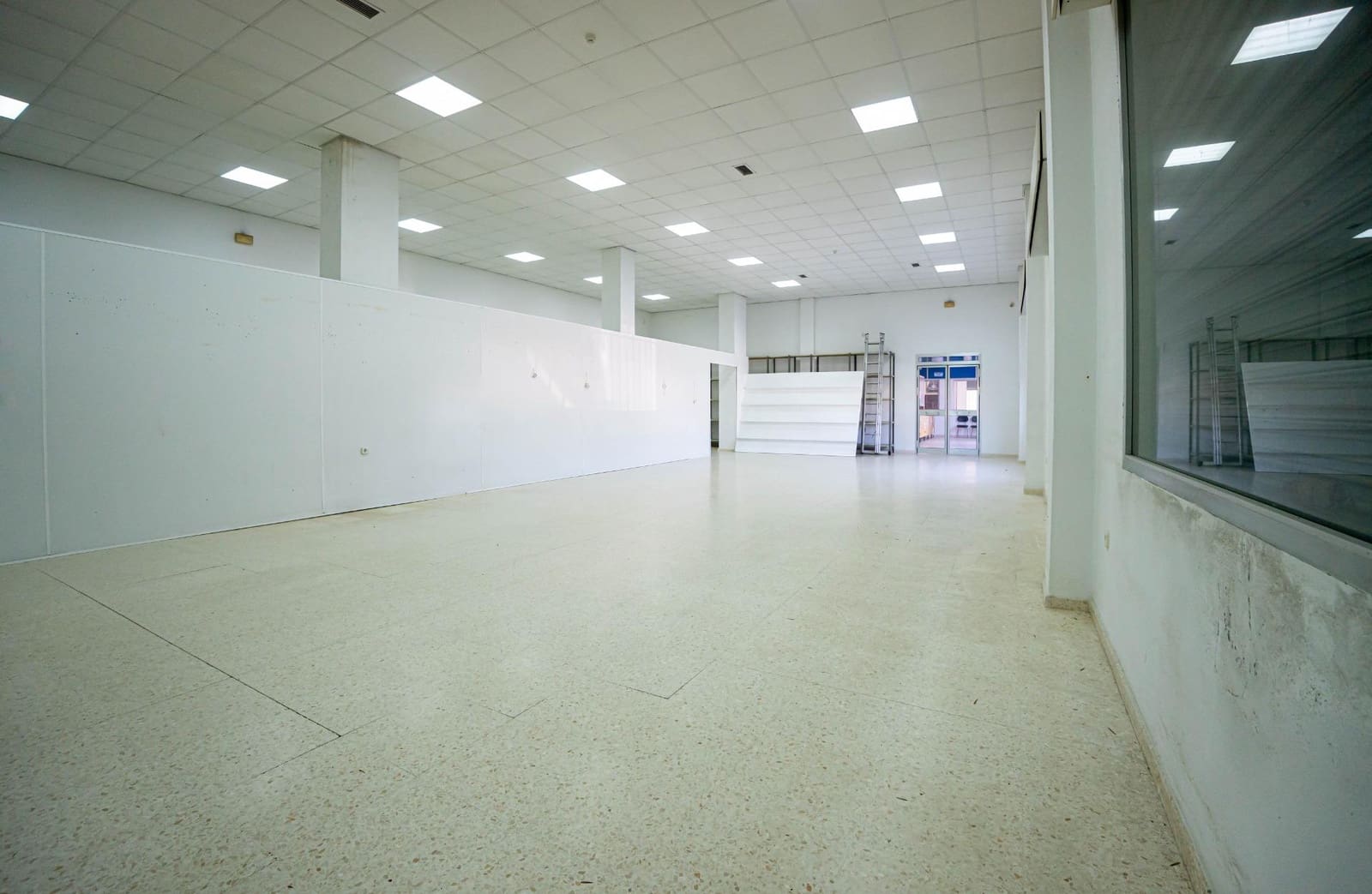 Commercial for sale in Alcala del Rio with garage - € 690,000 (Ref: 9715192)